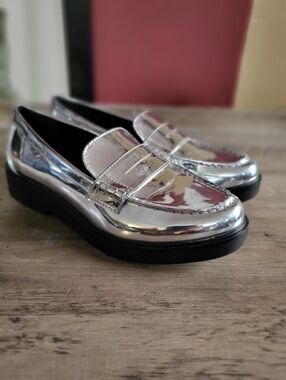 NWOT WORTHINGTON ELLEN SHINY SILVER LOAFERS